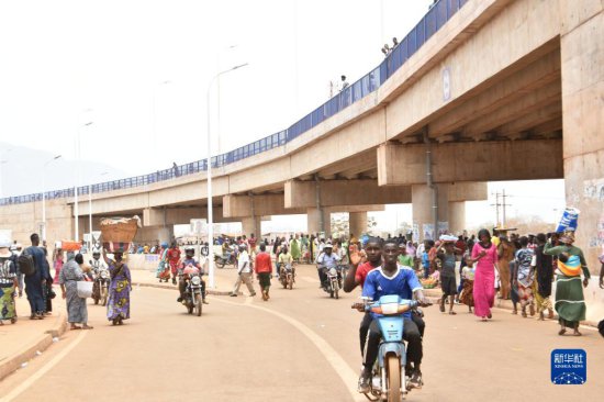 中企承建的几内亚卡格贝伦立交桥竣工通车