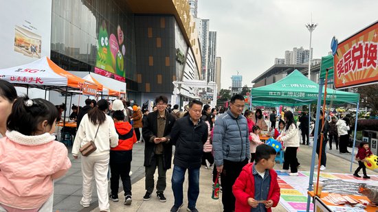 “双创+国潮+科技”重庆打造国内首个宪法日主题潮玩普法集市