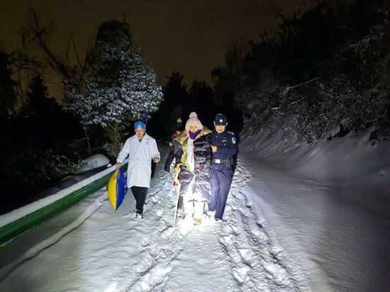 湖北：公安民警雪夜3次“生死救援”