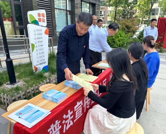 潍坊市劳动人事争议仲裁院开展“五一”国际劳动节普法宣传活动
