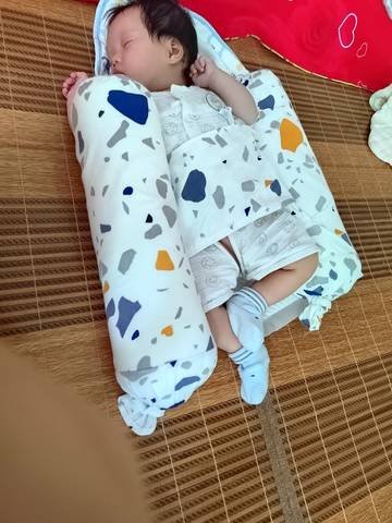 3个月的宝宝睡觉老是一惊一<em>醒</em>的，这样<em>正常吗</em>？
