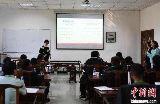 20名巴新“汉语桥”营员在重庆学习古诗词和茶艺
