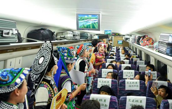 云南“<em>弥勒</em>号”高铁冠名列车在昆首发