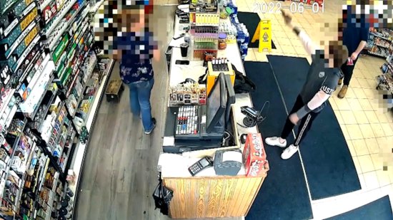 美国12岁男孩持枪抢劫加油站，店员反问：你是<em>认真</em>的吗？