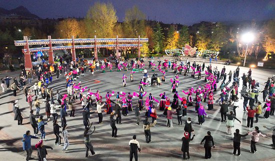 迪庆香巴拉公园广场舞 舞动民族团结新篇章