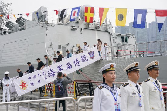 “海军成立75周年系列宣传教育”活动在上海举办