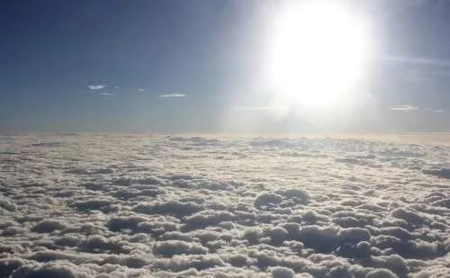 <em>未解之谜</em>：<em>飞机</em>上拍摄到的诡异图片，难道云上真的有人存在？