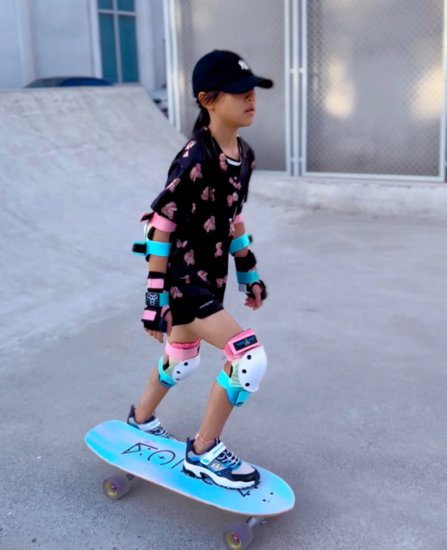李小璐<em>带</em>女儿玩<em>滑板</em>，9岁甜馨个头猛蹿，因着装问题引争议