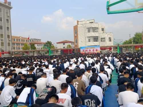 <em>宁陵县第二高级中学</em>举行法治教育和励志教育报告会