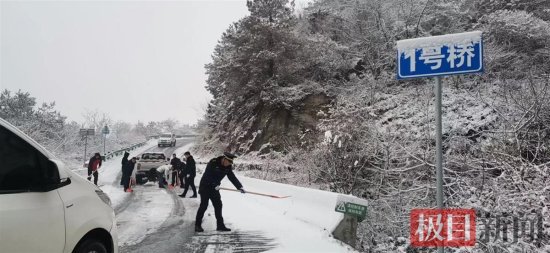 武汉万名环卫工迎战新年首场冰雪