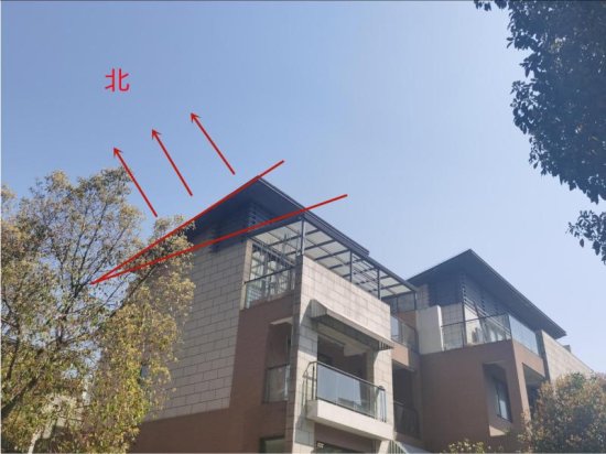 上海一别墅小区屋顶朝北强行加高安装光伏板，专家称违反规范...