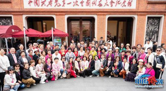 欧洲华侨华人<em>女性</em>代表领略上海蓬勃发展