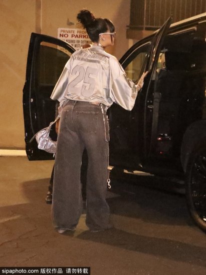 蕾哈娜穿银色球服搭灰色牛仔裤出街 墨镜遮面<em>冷酷霸气</em>
