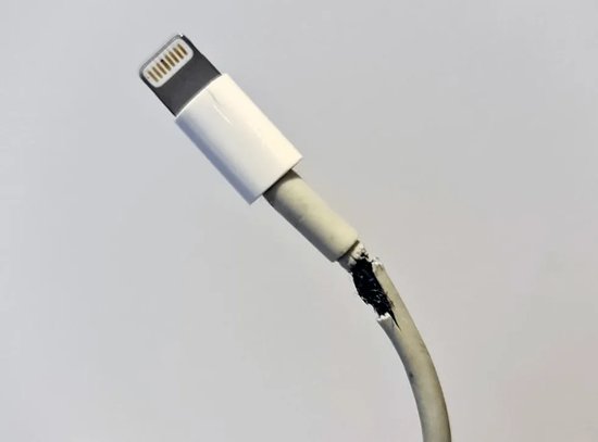 苹果被迫“大义灭亲”，一律采用USB-C接口，最大<em>的受益人是谁</em>...
