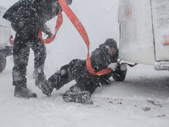 民警“风吹雪”中救助被困车辆