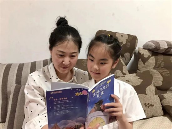 浦三路小学:世界读书日 “亲子同读一本书”活动