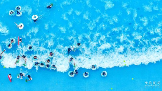 <em>玛雅</em>海滩掀起3米巨浪 武汉进入夏日玩水季
