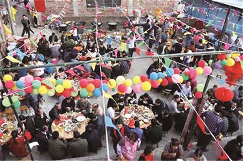 革新路二小数名学生照片在《中国青年报》发表“随迁子女返乡...