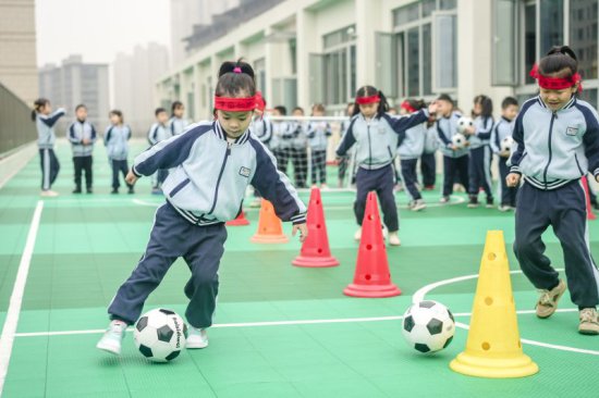 湖州：幼儿园开展活动庆祝世界足球日<em> 儿童带</em>巨大足球越障