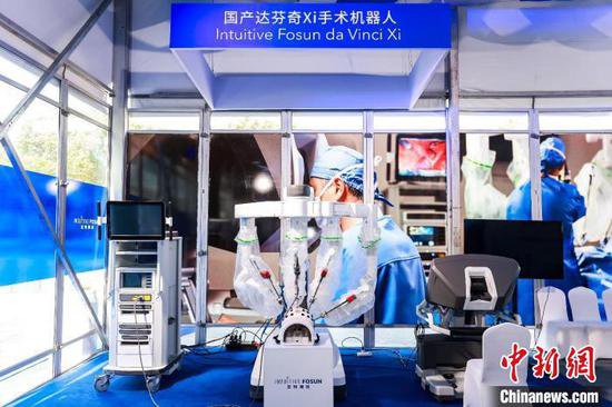 首台国产<em>达芬奇</em>手术机器人在沪揭幕