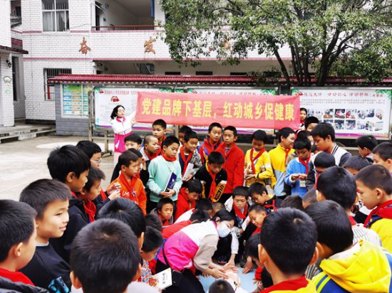 桂林医学院护理学院组织师生到茶洞中心校开展志愿服务活动