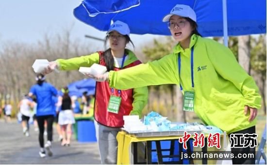 江苏多地举办马拉松赛事 青年志愿者开展暖心服务