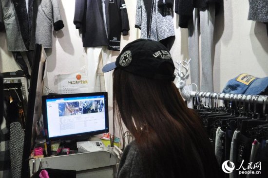 郑州：女子<em>收银台</em>顺手拿走店员的iPhone6 全程被监控拍下