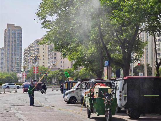 <em>商丘市区</em>神火大道与南京路口 园林工人正在为绿化树木喷洒药物