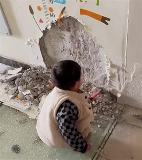 成都2岁男童实力<em>砸墙</em>，母亲：传说中的挖墙脚