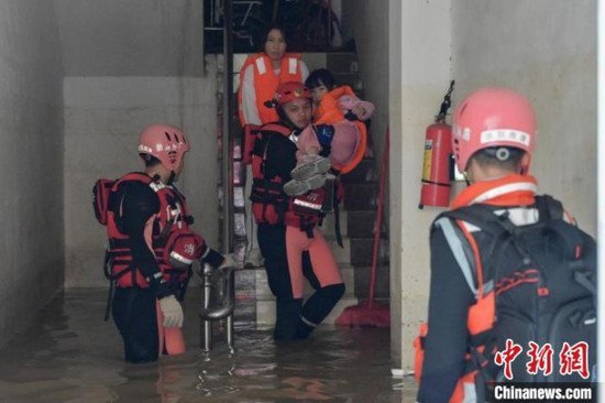 直击粤北洪灾一线：救援有序开展 搭起“水上通道”