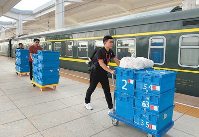 “老挝的快递搭上了<em>老</em>中铁路火车”（共建“一带一路”·第一现场...