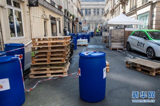 巴黎左岸：酒精<em>消毒免洗洗手液</em>的“街头工厂”