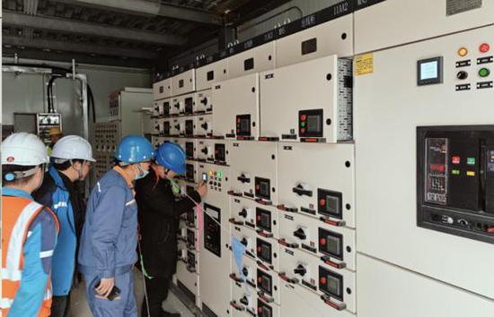 上海宝冶<em>巢湖</em>轻量化项目镁合金挤压项目电气室受电成功