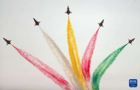 <em>中国空军</em>八一飞行表演队在沙特世界防务展进行飞行表演