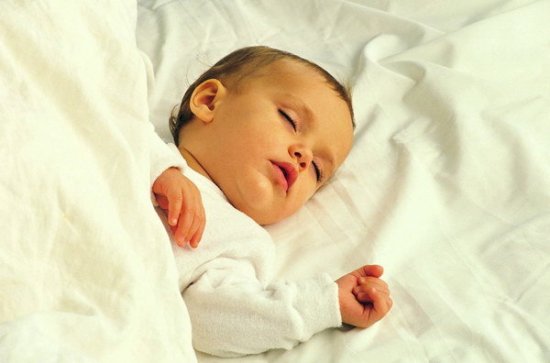 <em>宝宝睡觉</em>时有这几种情况，可能会影响发育，宝妈要赶紧唤醒娃