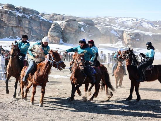 新疆阿勒泰：萨吾尔冬牧文化旅游节 马背上展现<em>哈萨克族</em>风情