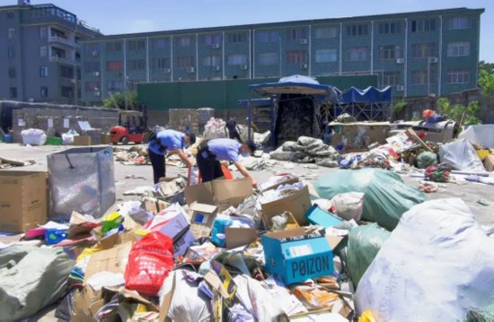 1小时1万 台州民警在40℃高温的<em>废品站</em>翻垃圾