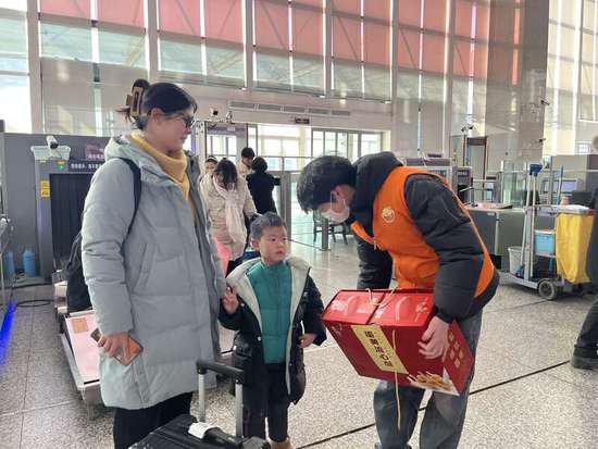 <em>安徽蚌埠</em>：120名“小甜橙”志愿者汇聚春运爱的暖流