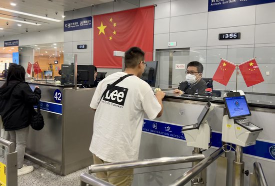 “五一”假期前三天上海边检在空港口岸累计查验出入境<em>人员</em>超...
