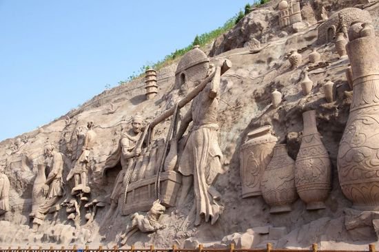 <em>河北邯郸</em>：大型山体浮雕重现磁州窑千年瓷都盛景