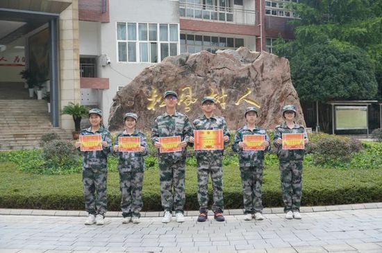 重庆市松树桥中学举行国防教育暨高一新生军训成果展示
