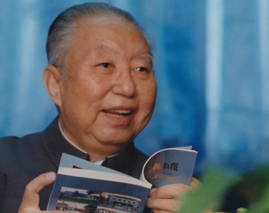 1976年，华国锋自认无法胜任中央军委一职，上级派了谁协助他？