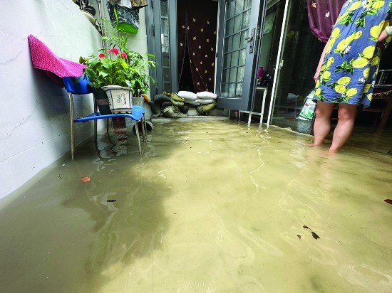 暴雨后<em>南京富贵山</em>小区多户居民家中被淹 损失惨重