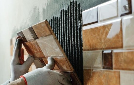 家里的墙刮了<em>腻子</em>，如何贴瓷砖呢？可以直接贴瓷砖吗？为什么？