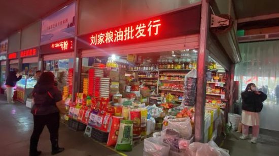 禁止堂食后，郑州小型农贸市场销量攀升，有商家一天多卖了半头...