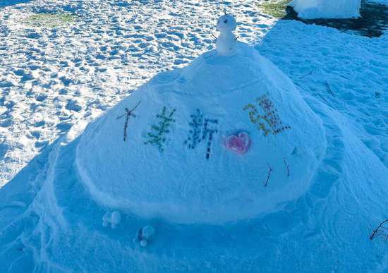 <em>太有创意了</em>！来看新疆可克达拉市镇江高级中学的“雪人”造型