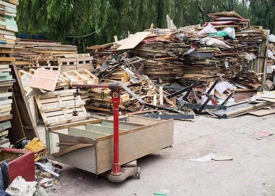 北京老汉捡回2张“破椅子”，还曾遭家人数落，29年后拍出2300...