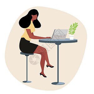 在家自由职业 女孩在一台被隔离的冠状<em>病毒的</em>笔记本<em>电脑</em>上工作...