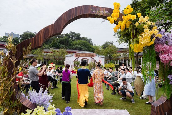 广州海珠迎来<em>第一个</em>园林式结婚登记户外颁证点