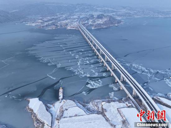 黄河河南三门峡渑池段现独特冰凌景观